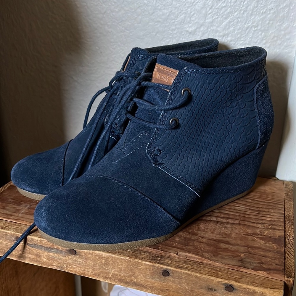 Toms suede wedge boot heel